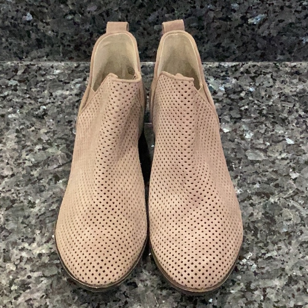Preowned BP. Women’s Ankle Booties Light Tan Size 7.5 (Item#S014)